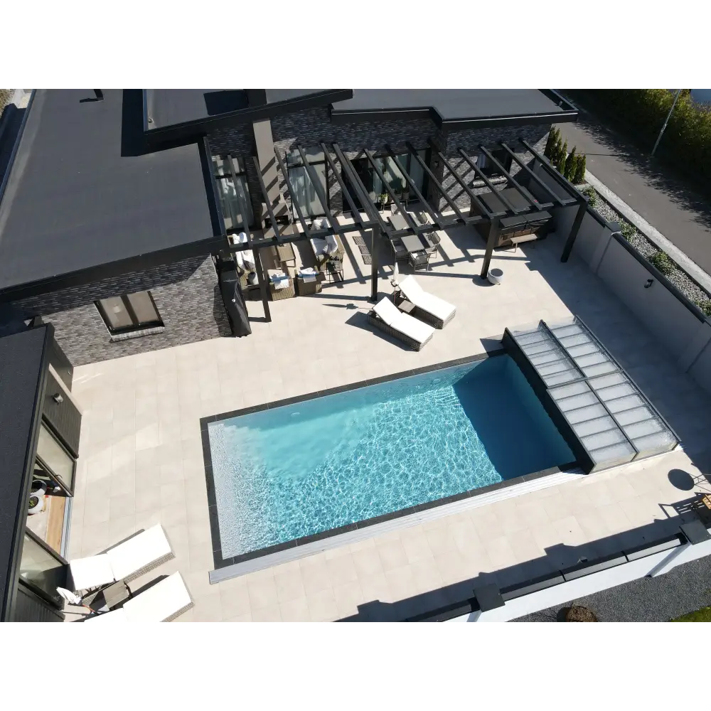 Rektangulär pool pooltime exklusiv 12mm pp med klart blått vatten och mörkgrå kakelram att köpa pooltak